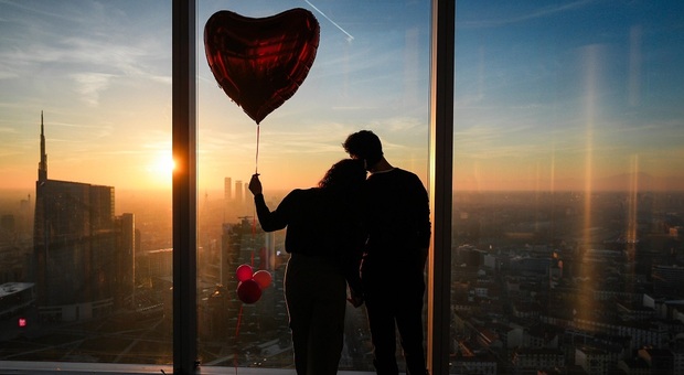 San Valentino, sold out il bacio ad alta quota: Palazzo Lombardia celebra gli innamorati