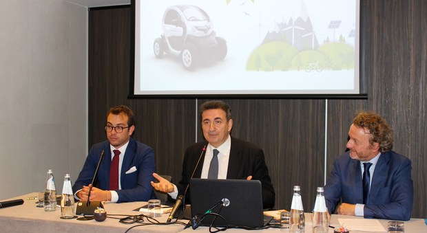 A destra Francesco Fontana Giusti, Direttore Comunicazione & Immagine Renault Italia, al centro il giornalista Rai Roberto Giacobbo, a sinistra Morad Giacomelli, Responsabile Marketing di Enegan