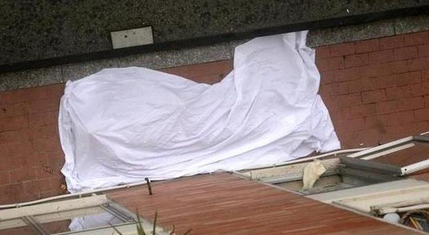 Sassari, 15enne si lancia dalla finestra e muore: si è uccisa per amore