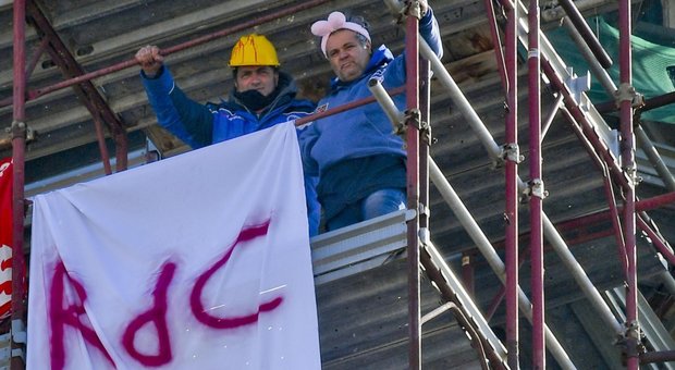 Reddito negato, operai licenziati dalla Fca di Pomigliano restano sul campanile del Carmine per protesta