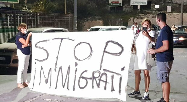 Migranti a Lampedusa, scoppia la protesta. Il Viminale invia altre 3 navi-quarantena: «Via dall'isola 300 profughi»