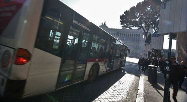 La fermata dei bus in Piazza Venezia