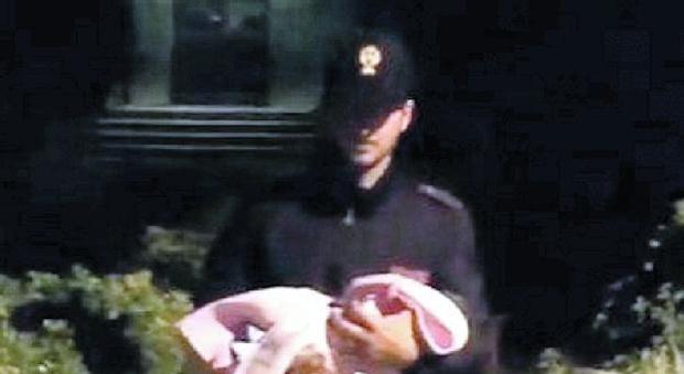 La neonata salvata dalla polizia