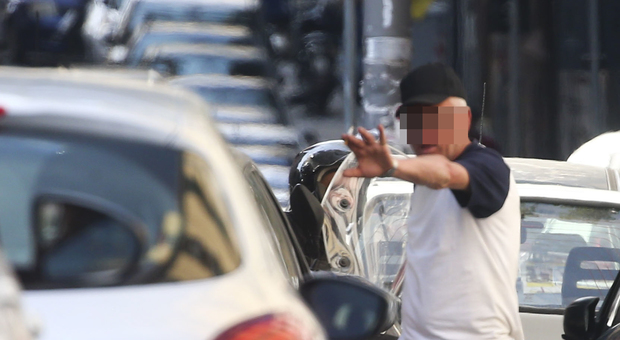 «Un'offerta a piacere», poi minacce: donna fa arrestare parcheggiatore abusivo nel Napoletano