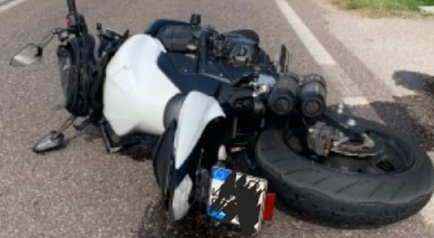 Farra di Soligo, perde il controllo della moto e si schianta a terra: grave motociclista 23enne