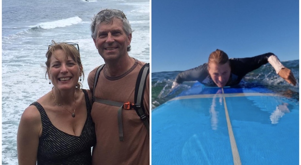 Hawaii, uccisa da uno squalo davanti al marito muore a 60 anni. L'uomo sotto choc: «Non sono riuscito a salvarla»