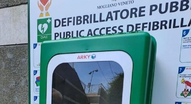 Rubato un defibrillatore a Mogliano Veneto, il ladro messo alla gogna social: «Gesto ignobile». Telecamere al setaccio