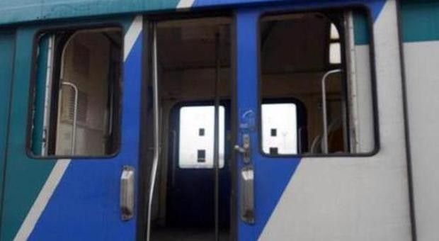 Tenta di stuprare studentessa sul treno, due senzatetto lo mettono in fuga: arrestato