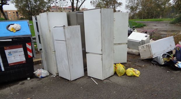 Tor Bella Monaca, spunta il cimitero dei frigoriferi, i residenti: «Criminalità organizzata, serve la videosorveglianza»