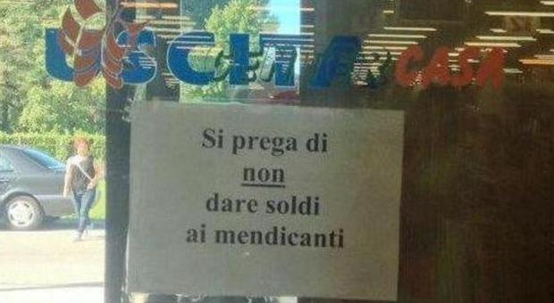 Il cartello nel supermercato di Pordenone