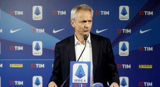 Caos Serie A, la Lega delibera il nuovo protocollo: «Con 13 giocatori negativi si gioca»