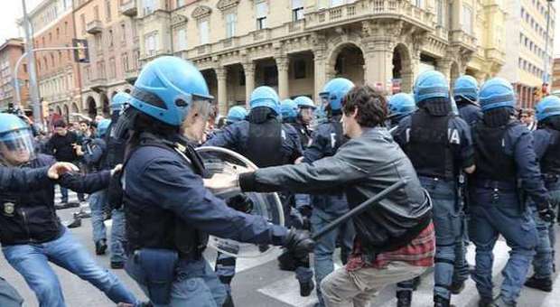 Bologna, Renzi contestato alla festa dell'Unità: non mi spaventate. Scontri e feriti