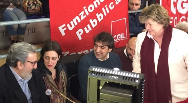 Ilva, Emiliano all'assemblea Cgil: «Scorretto l'annuncio Renzi»