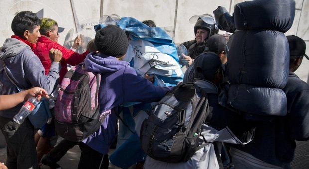 Usa, scontri con i migranti al confine con Tijuana: 42 arresti. Trump: «Messico deve espellerli»