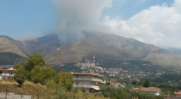 Incendio sul monte Redentore, escursionisti accerchiati dal fuoco a Formia