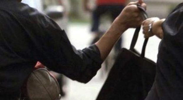 Derubata della borsetta riconosce il ladro al bar: denunciato 25enne