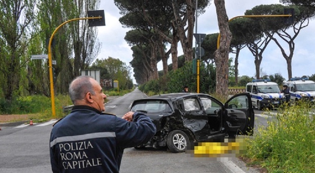 Roma, incidente sulla Cristoforo Colombo: donna morta sul colpo, traffico in tilt