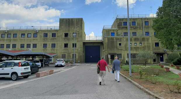 Frosinone, assistente della polizia penitenziara ferito alla gola in carcere da un detenuto