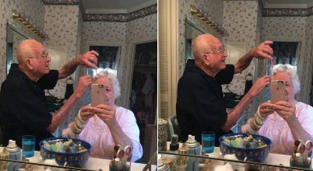 Lei si opera e il marito la pettina, coppia di anziani conquista il web