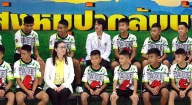 Thailandia, i 12 ragazzi salvati nella grotta dimessi dall'ospedale: in tv chiedono scusa ai genitori