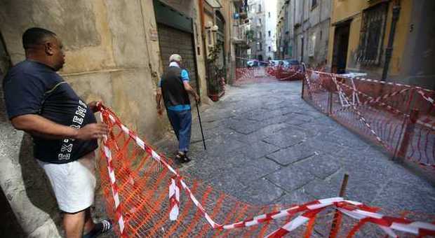 Napoli. Continua la pioggia di calcinacci, paura e strade transennate | Foto