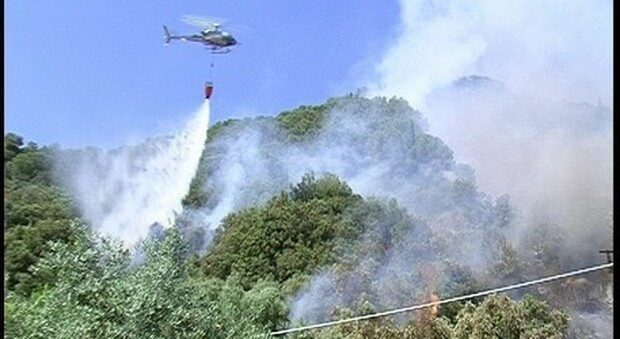 Incendi, fiamme alte nella Lucchesia. Due elicotteri in azione per salvare le numerose abitazioni