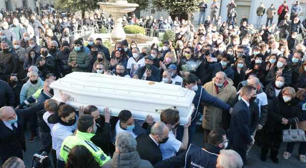 Rosa Alfieri, folla ai funerali a Grumo Nevano per la ragazza uccisa dal vicino: «Non ti dimenticheremo mai»