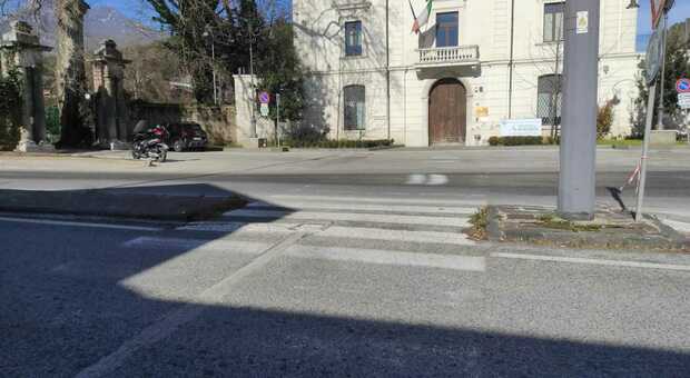Le strisce "invisibili" di viale Italia dove è avvenuto l'investimento del 33enne