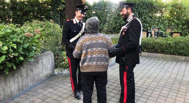 Sola in casa a Natale, 90enne chiama i carabinieri: «Mi fate un po' di compagnia?»