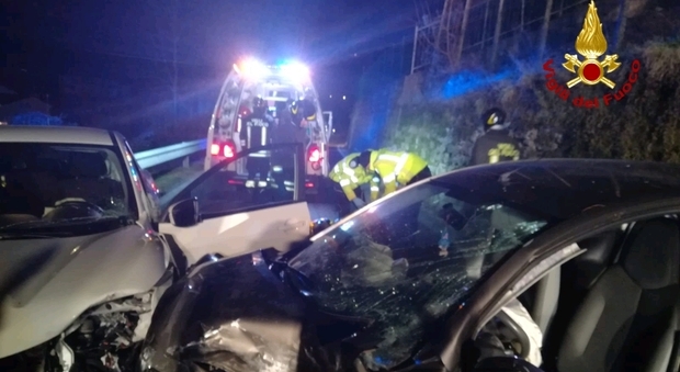 Incidente la notte di Capodanno, si scontrano due auto: 5 feriti