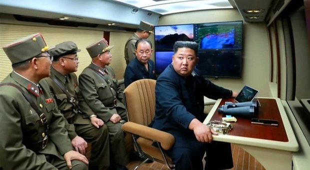La Corea del Nord lancia due nuovi missili: «Non siamo legati all'alleggerimento delle sanzioni»