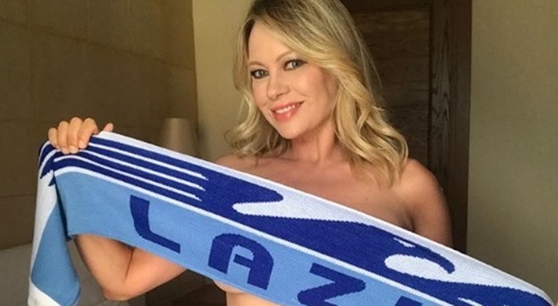 Anna Falchi, sexy esultanza per la Lazio: nuda a letto con la sciarpa. «Come godo»