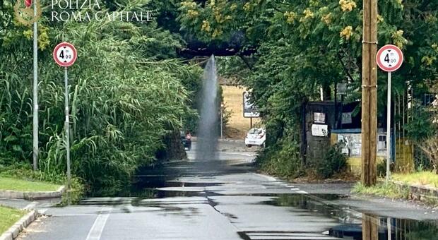 Roma, camion rompe una conduttura idrica: geyser in via Acqua Acetosa Ostiense Foto