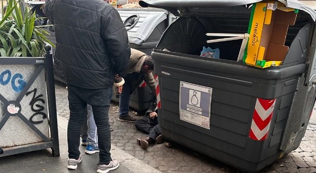 Roma, choc in via Ottaviano: senzatetto trovato morto tra i cassonetti dei rifiuti, in terra tracce di sangue