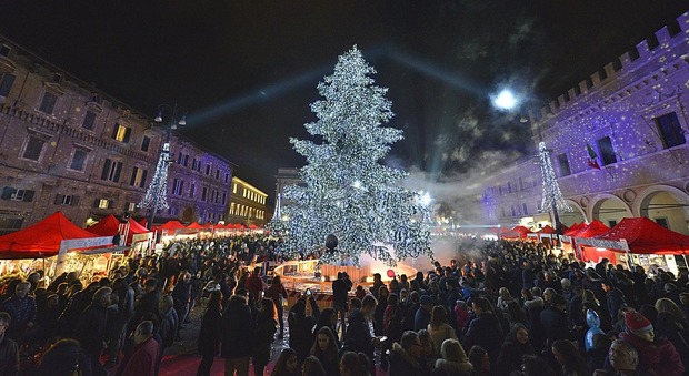 Pesaro, il Natale scalda i motori In piazza i personaggi di Frozen