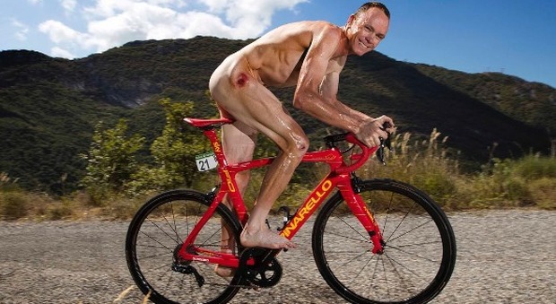 Froome come mamma lo ha fatto, il re di Tour e Vuelta posa senza veli in bici