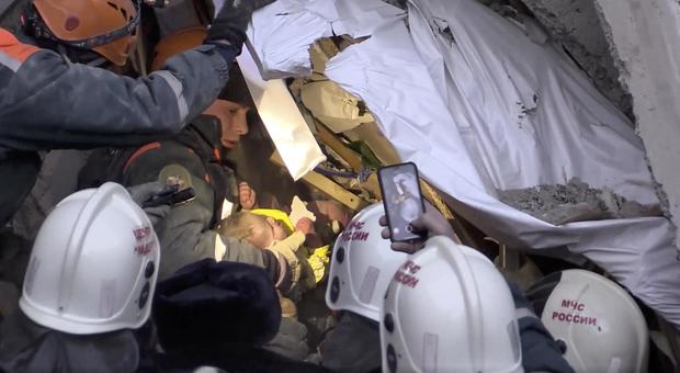 immagine Bimbo di 11 mesi sopravvive 35 ore a meno 18 gradi fra le macerie di un palazzo crollato in Russia