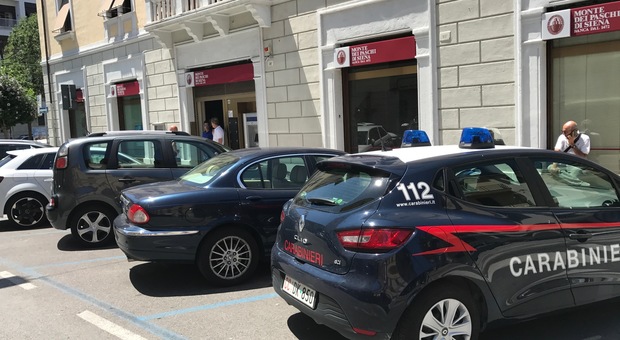 Ancona, scontro tra auto al quartiere Adriatico: due giovani feriti all'incrocio