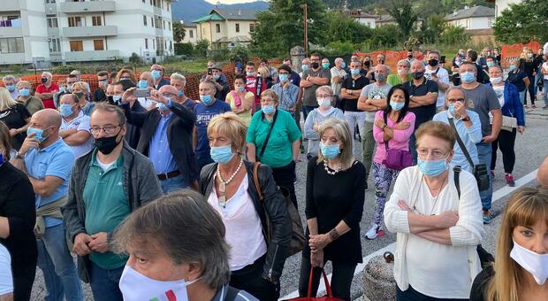 In trecento manifestano con dieci sindaci contro l'ospitalità dei migranti tra le montagne friulane