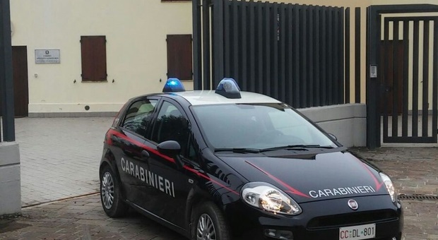 Estorsione e minacce, studente 18enne perseguitato da due coetanei: i carabinieri li arrestano