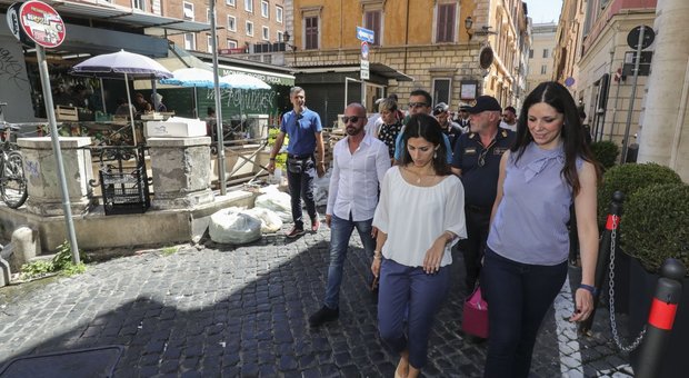 Roma, la maledizione delle buche: inciampa anche la sindaca