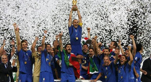 Coronavirus, i campioni del Mondo di calcio 2006 in campo con la Croce Rossa