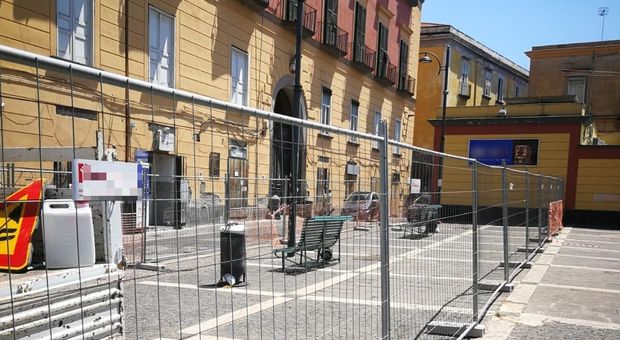 Barra, aperto il cantiere in piazza Bisignano. Cittadini in rivolta: «Fermate i lavori»