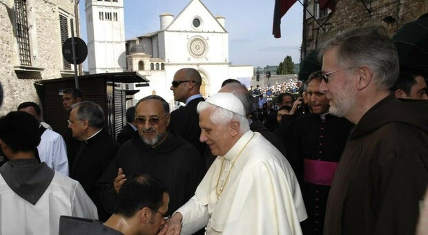 Benedetto XVI durante una visita ad Assisi