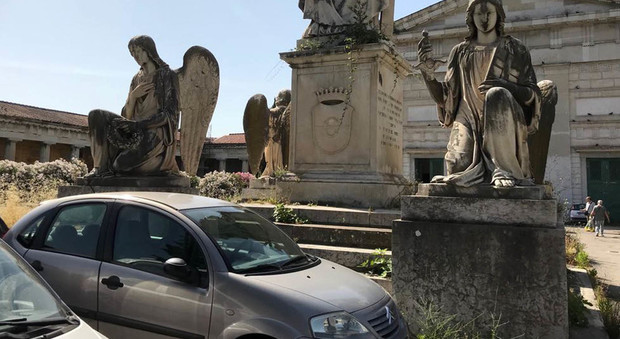 Napoli, la beffa del codice: niente multe nel cimitero-parking