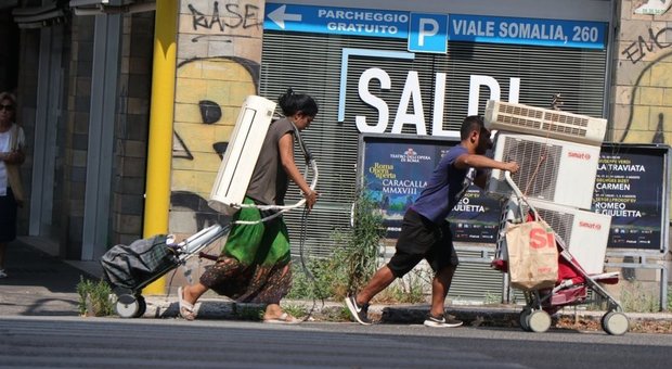Roma, condizionatori sui passeggini: il trasloco di due rom contromano sulla tangenziale