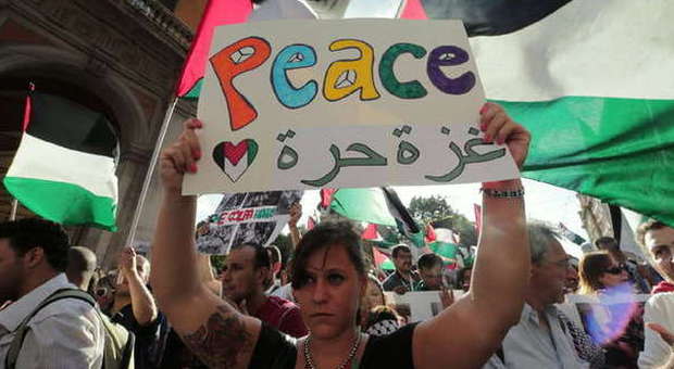 Roma, corteo pro-Palestina in centro: «Stop bombing gaza»