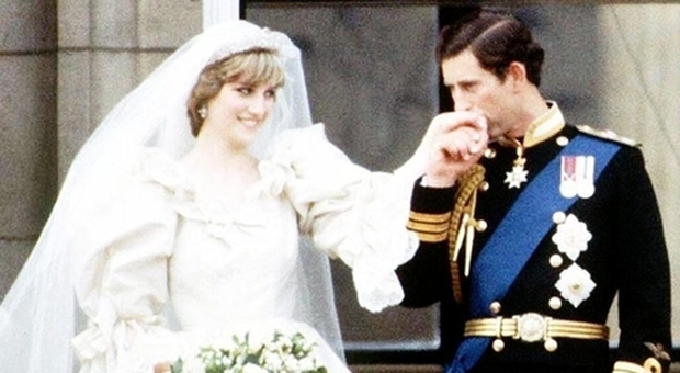Lady Diana, fetta della torta nuziale venduta all'asta dopo 40 anni per 1.850 sterline
