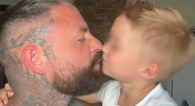 Papà bacia il figlio di 5 anni sulle labbra, giusto o sbagliato? Il video social scatena il dibattito: «È preoccupante»