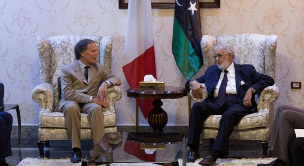 Libia, l'Italia investe su Serraj: soldi e strade per Tripoli